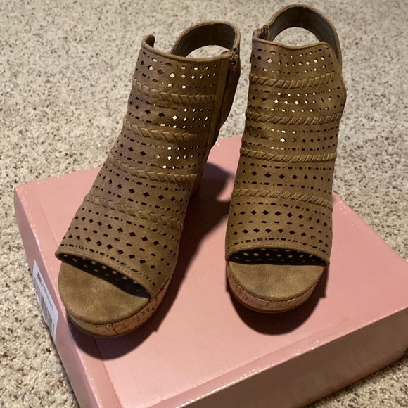 Fergalicious (Fergie) wedge sandals - Picture 1 of 12